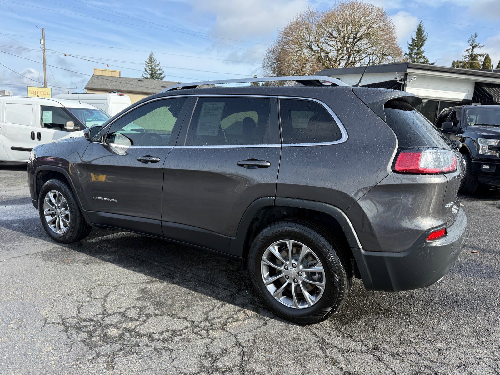 Used 2019 Jeep Cherokee Latitude Plus w/ Comfort/Convenience Group image 6