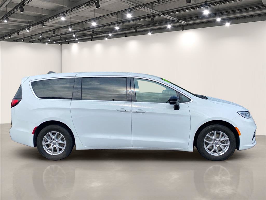 Used 2024 Chrysler Pacifica Touring-L FWD image 8