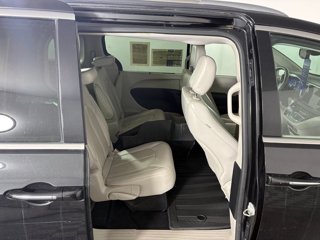 Used 2021 Chrysler Pacifica Touring-L AWD/4WD image 34