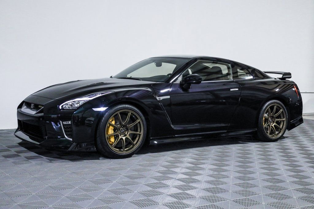 Used 2021 Nissan GT-R Premium image 17