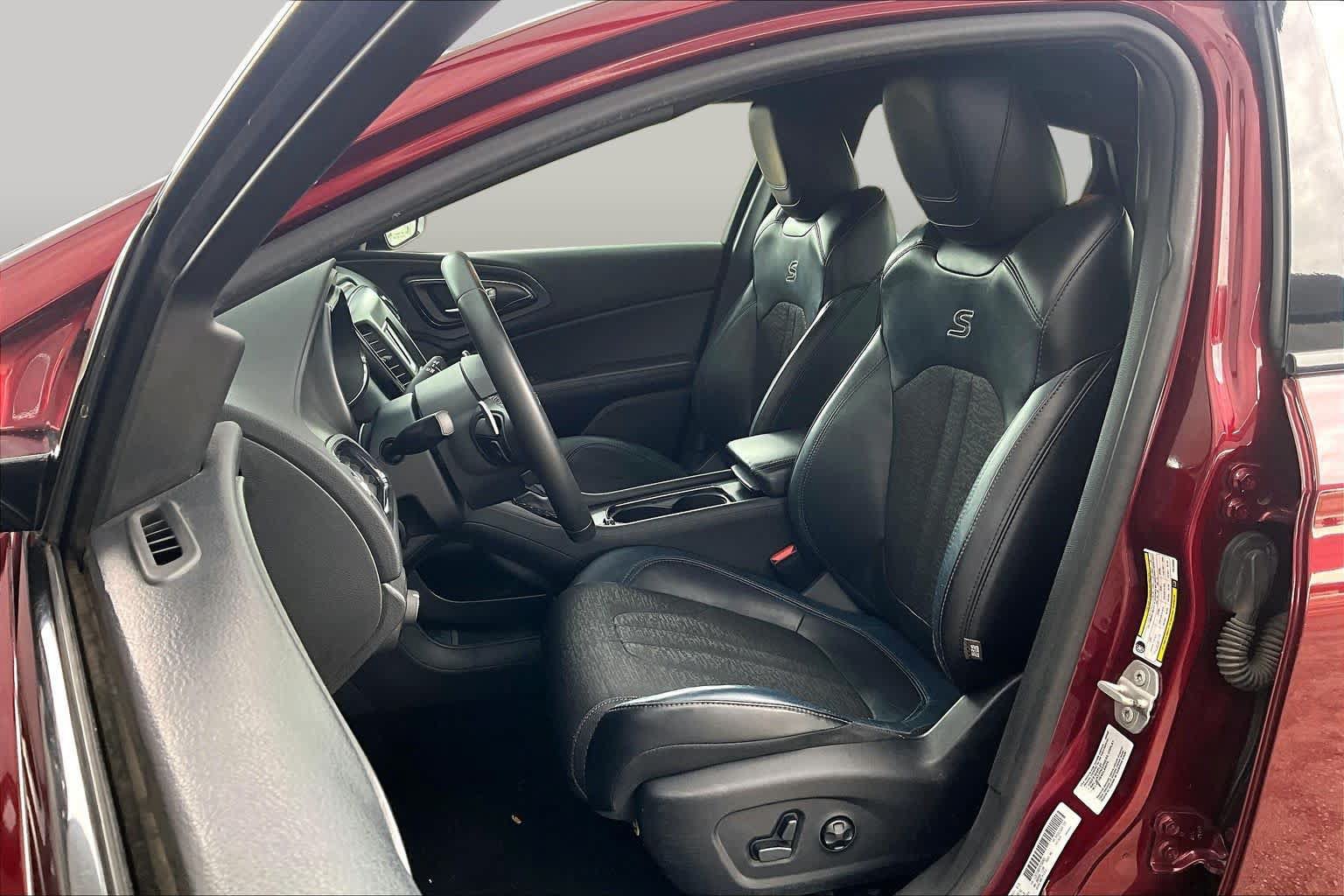Used 2015 Chrysler 200 S FWD image 8
