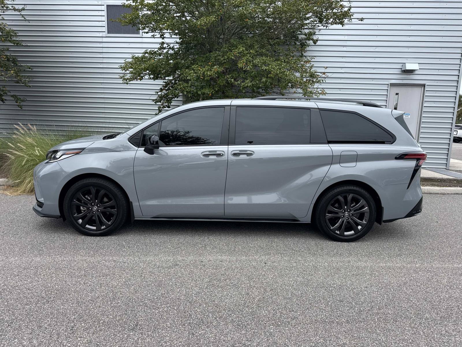 Used 2025 Toyota Sienna XSE w/ XSE Plus Package FWD image 2