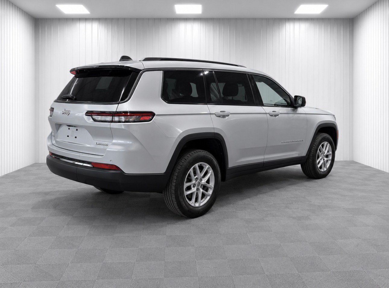 Used 2025 Jeep Grand Cherokee L Laredo RWD image 3