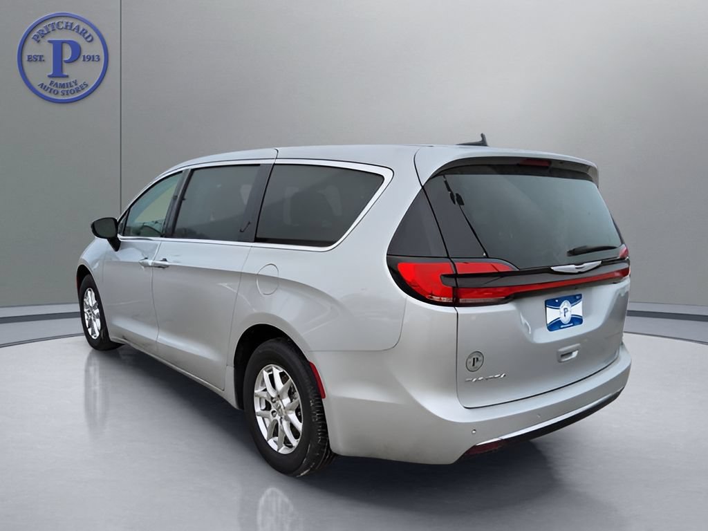 Used 2024 Chrysler Pacifica Touring-L FWD image 5