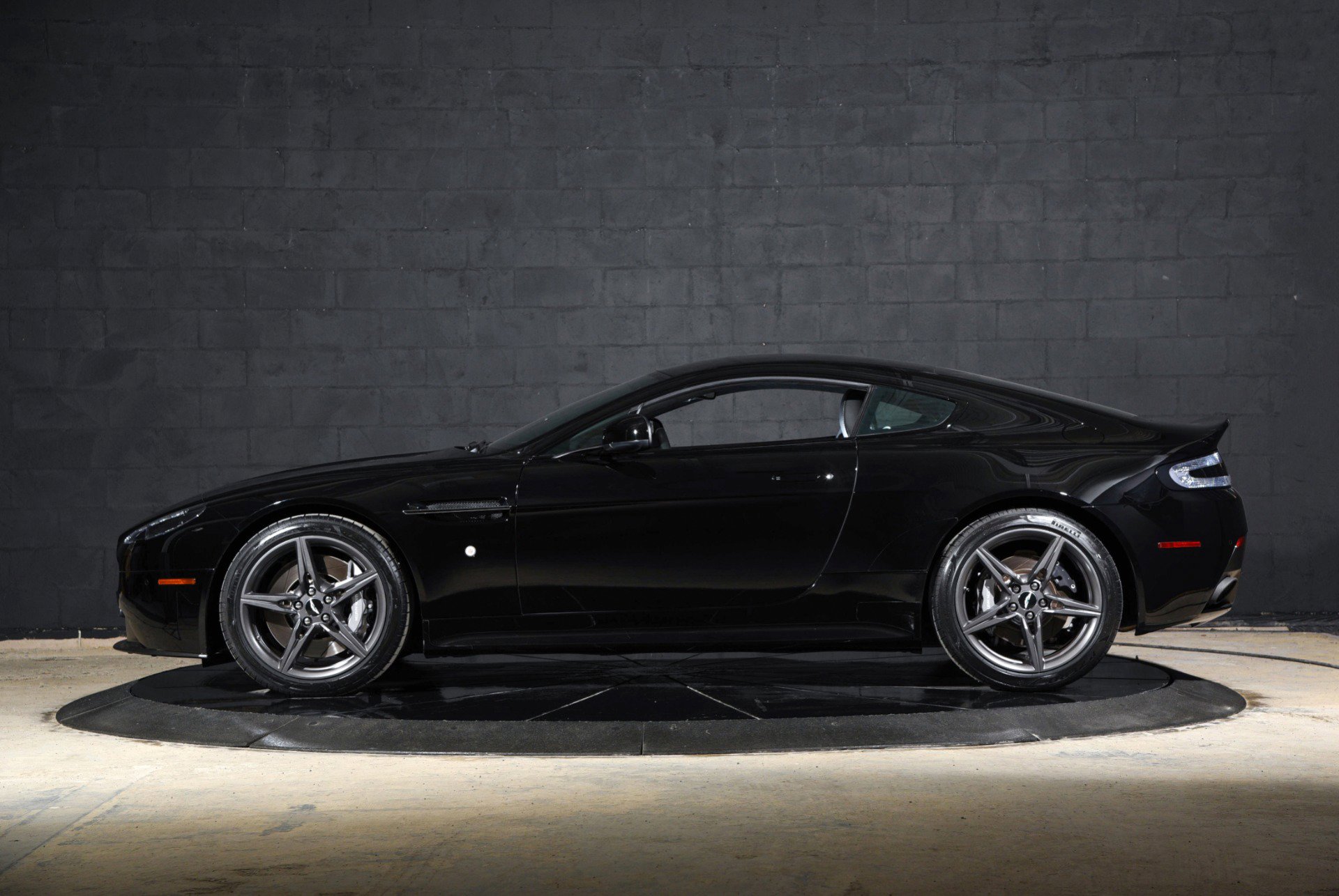 Used 2015 Aston Martin V8 Vantage GT image 34