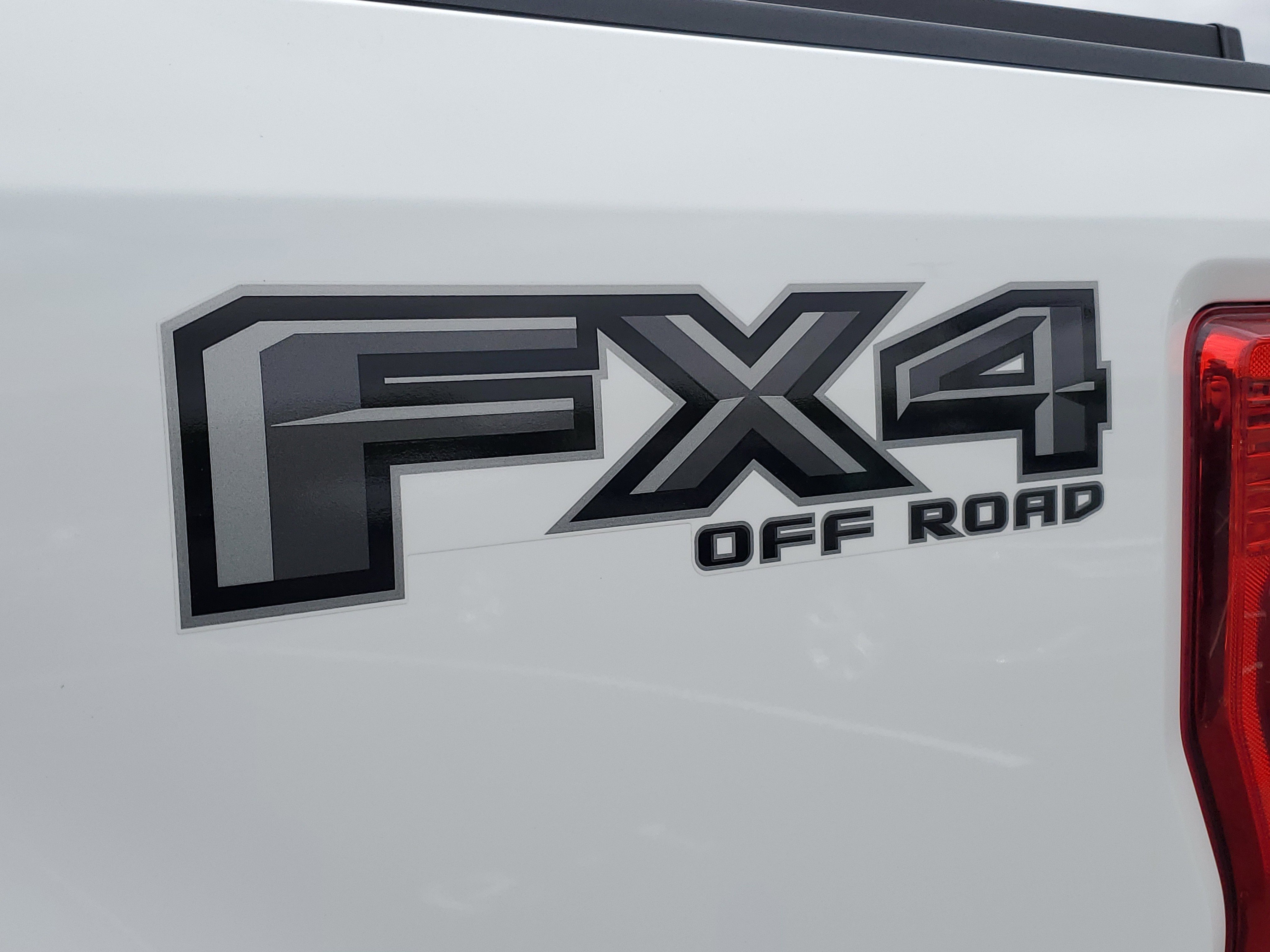 Used 2022 Ford F350 Lariat w/ Black Appearance Package AWD/4WD image 9