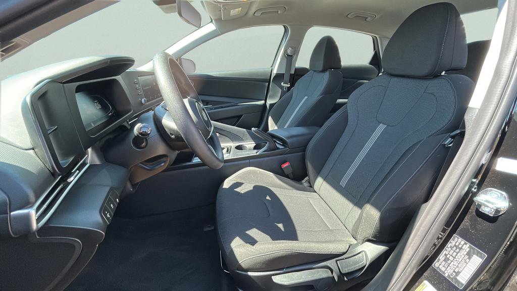 Certified 2025 Hyundai Elantra SE image 12