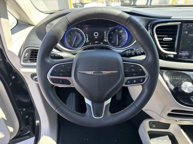 Used 2023 Chrysler Pacifica Touring-L FWD image 21