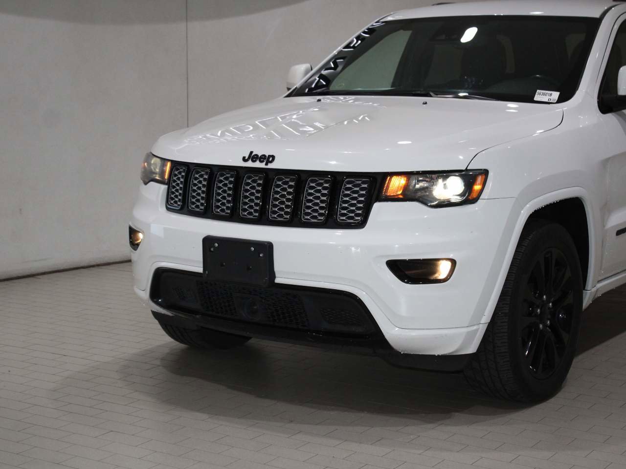 Used 2022 Jeep Grand Cherokee Laredo X AWD/4WD image 2