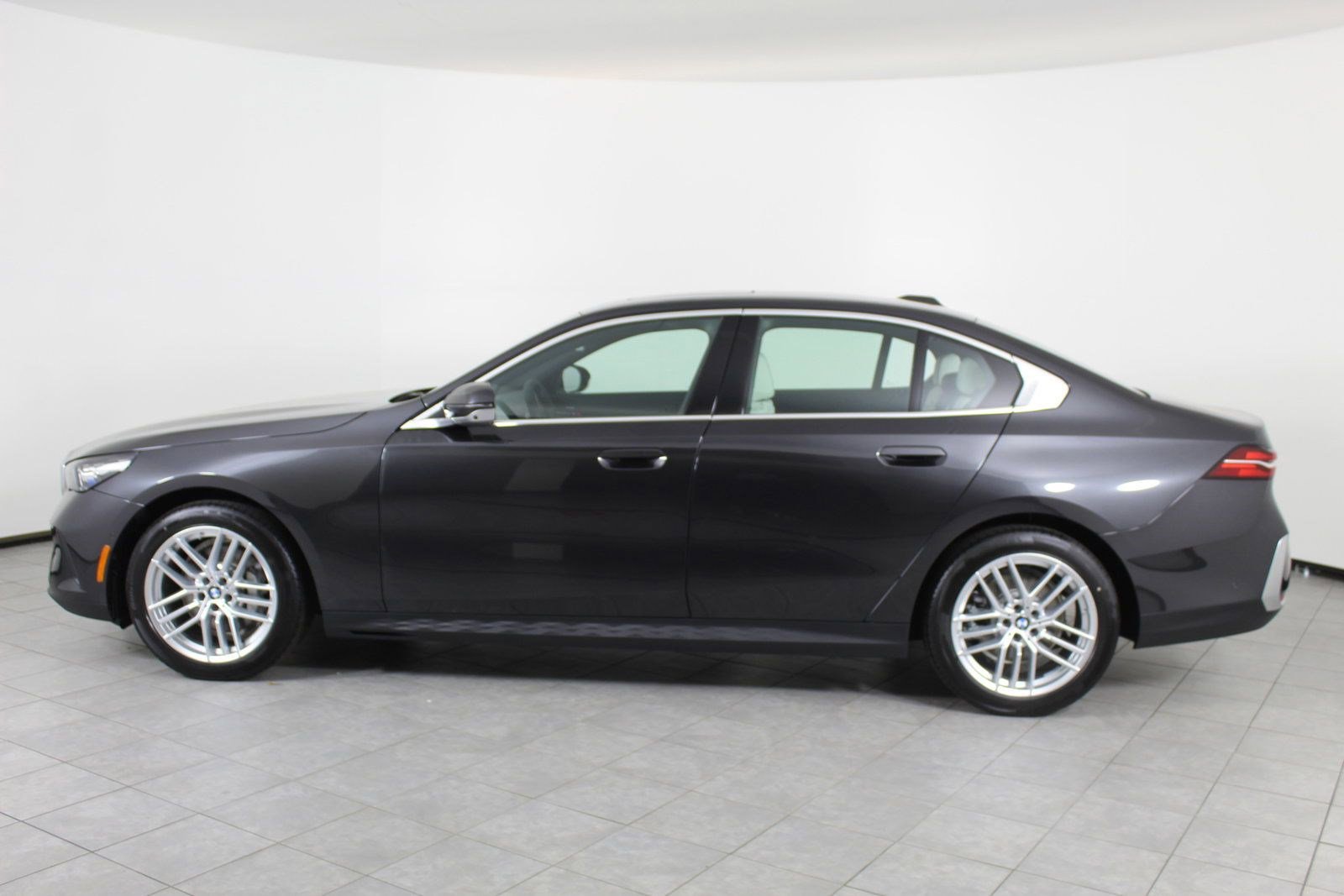 Used 2025 BMW 530i w/ Premium Package image 2