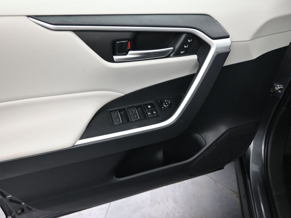 Used 2023 Toyota RAV4 XLE Premium image 27