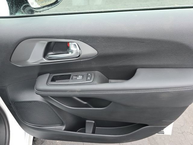 New 2025 Chrysler Pacifica Select w/ Uconnect Theater Family Group image 33