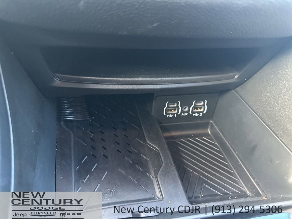 Used 2025 Chrysler Pacifica Limited FWD image 28