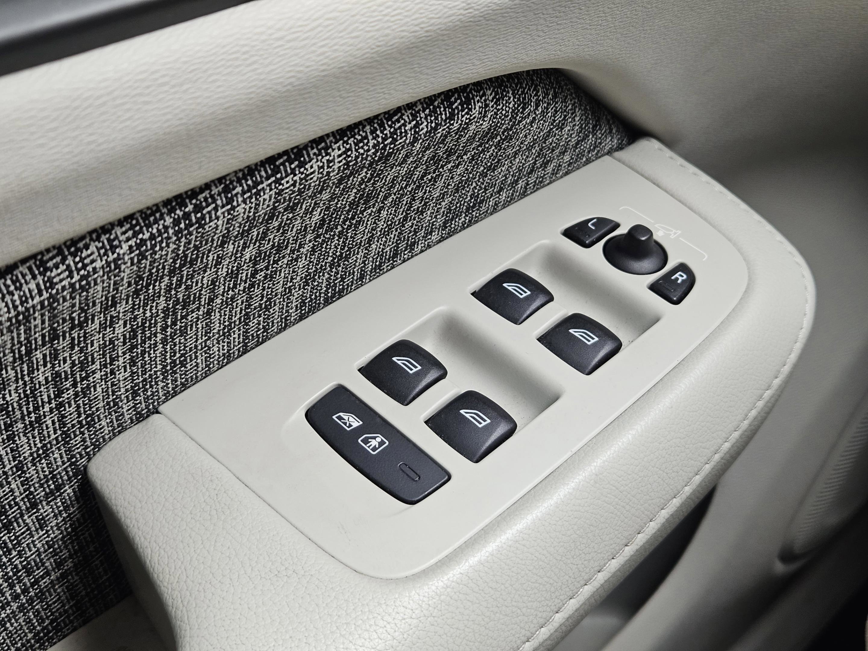 Used 2021 Volvo S60 T5 Momentum w/ Premium Package image 20