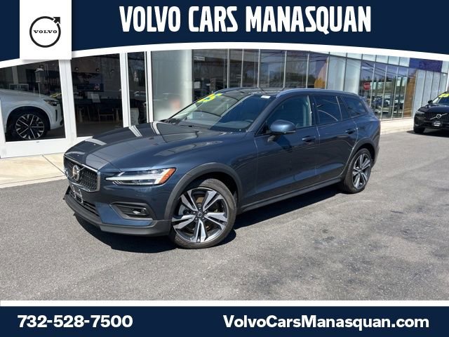 Used 2025 Volvo V60 B5 Cross Country Plus image 1