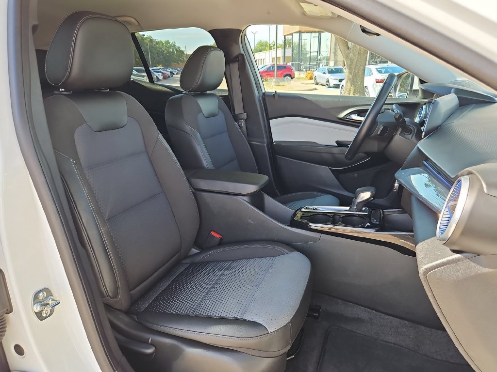 Used 2025 Chevrolet Trax LT w/ LT Convenience Package FWD image 31