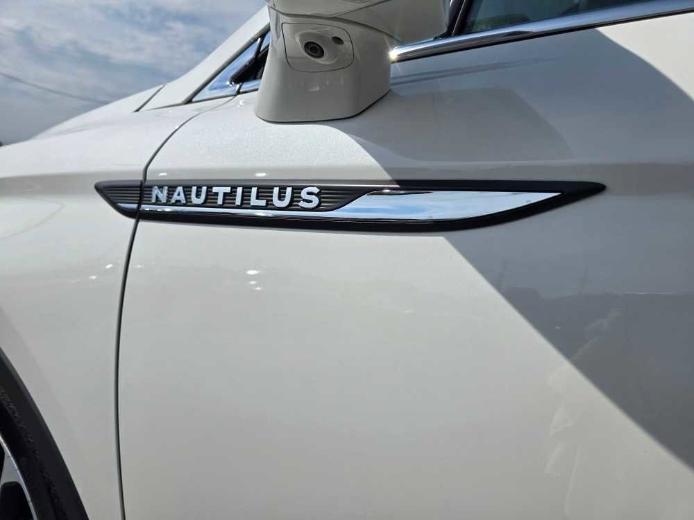 Used 2022 Lincoln Nautilus Reserve w/ Equipment Group 201A image 14