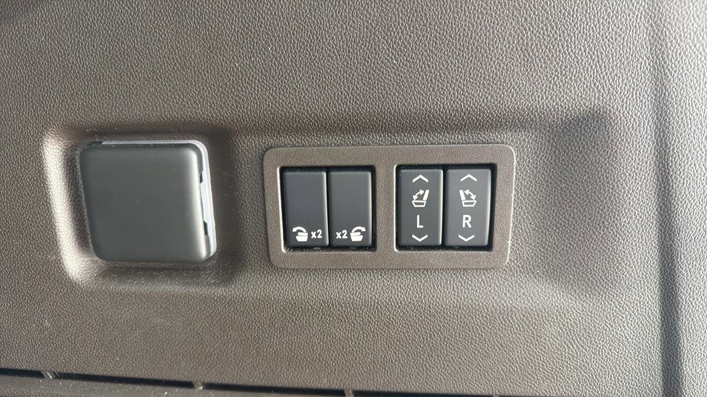 Used 2024 GMC Yukon XL Denali w/ Advanced Technology Package image 21