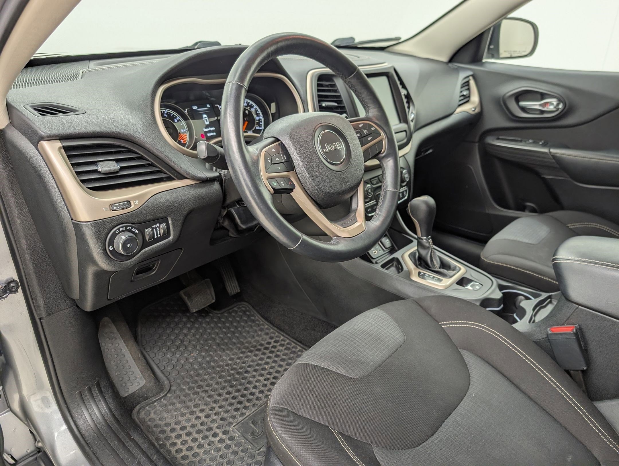 Used 2015 Jeep Cherokee Latitude w/ Cold Weather Group image 3