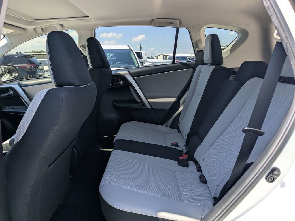 Used 2018 Toyota RAV4 XLE AWD/4WD image 12