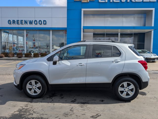 Used 2022 Chevrolet Trax LT w/ LT Convenience Package image 2
