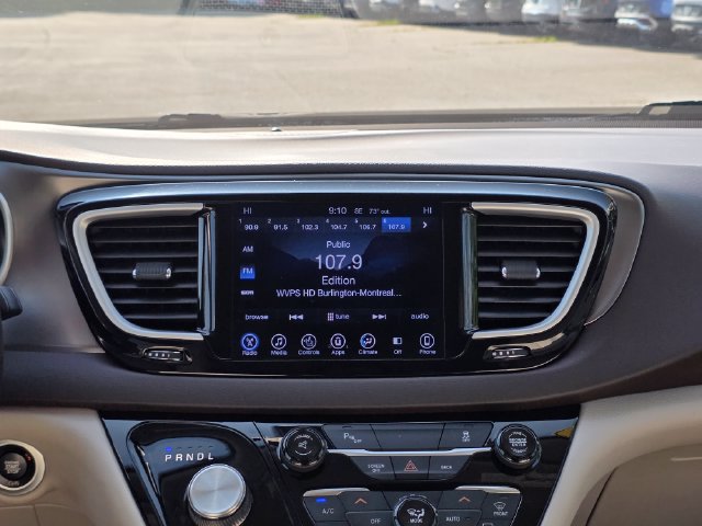 Used 2017 Chrysler Pacifica Touring-L w/ Tire & Wheel Group FWD image 22