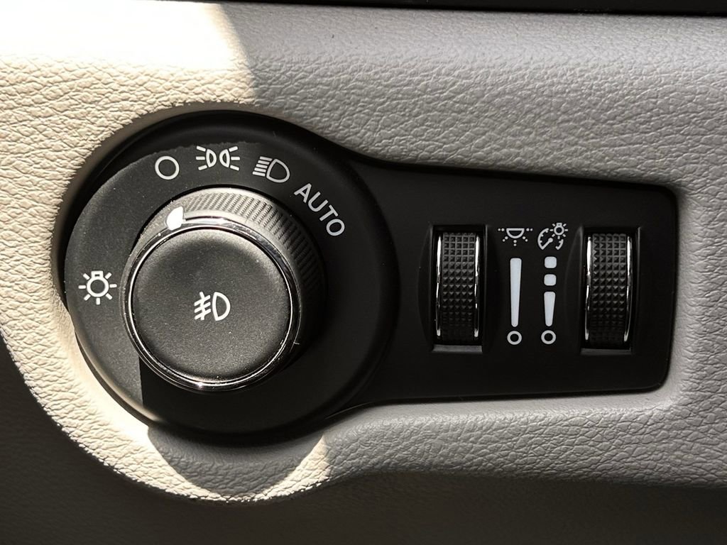 Used 2024 Chrysler Pacifica Touring-L image 26