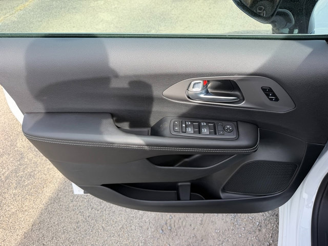 New 2027 Chrysler Pacifica Select FWD image 16