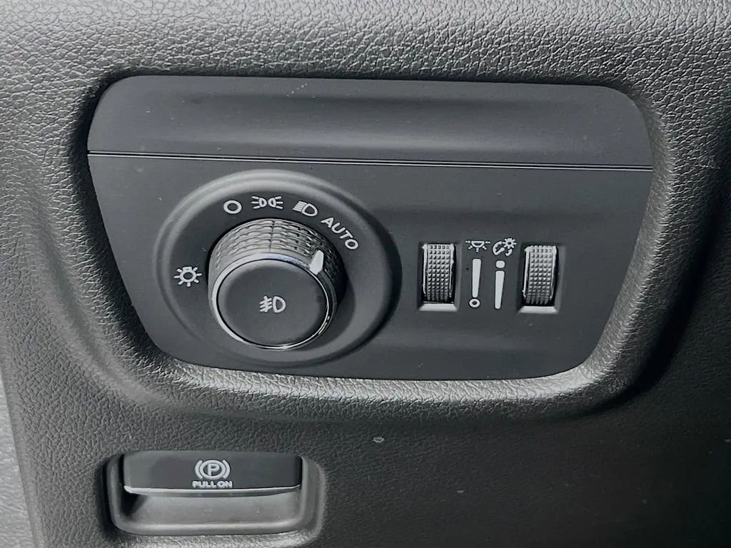 Used 2024 Jeep Grand Cherokee Limited w/ Black Appearance Package AWD/4WD image 11