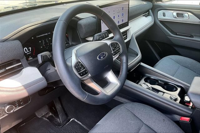 Used 2025 Ford Explorer Active AWD/4WD image 12