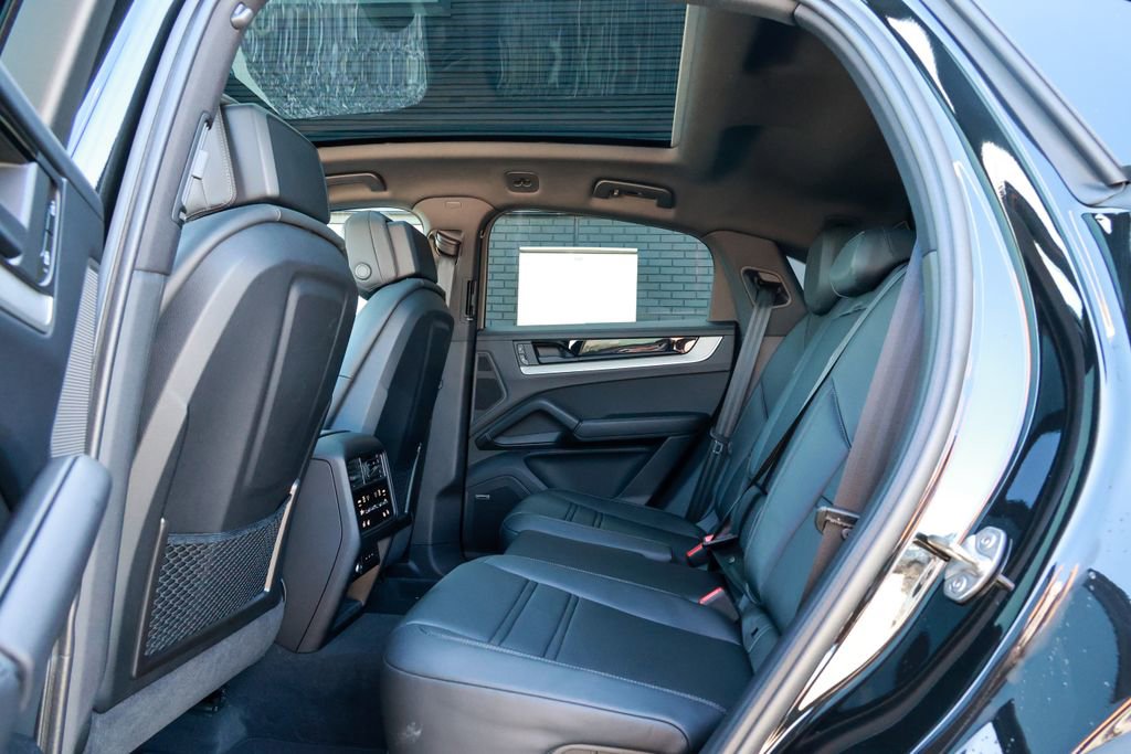 Certified 2025 Porsche Cayenne E-Hybrid Coupe image 48