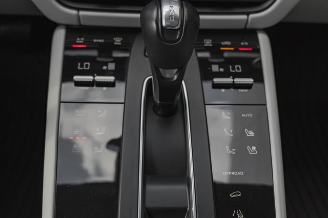 Used 2023 Porsche Macan w/ Premium Package Plus image 20