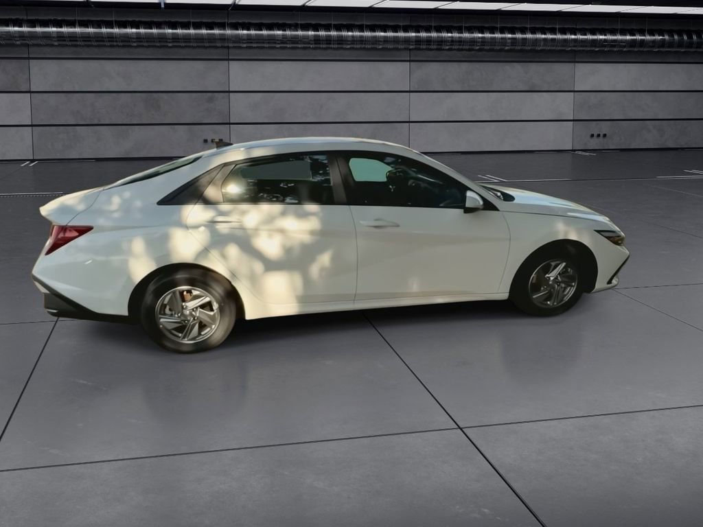 Used 2026 Hyundai Elantra SE image 9