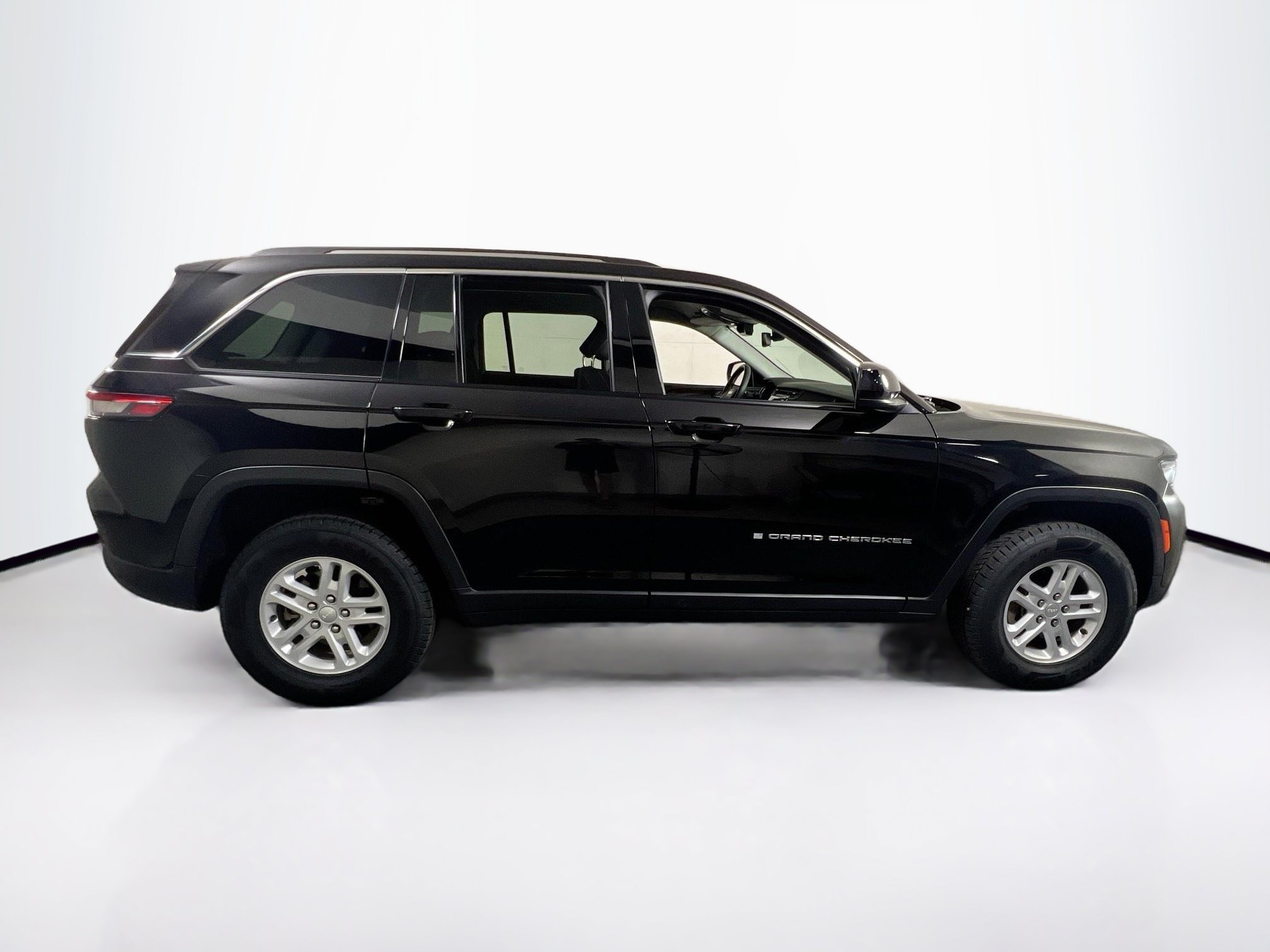 Used 2023 Jeep Grand Cherokee Laredo AWD/4WD image 4