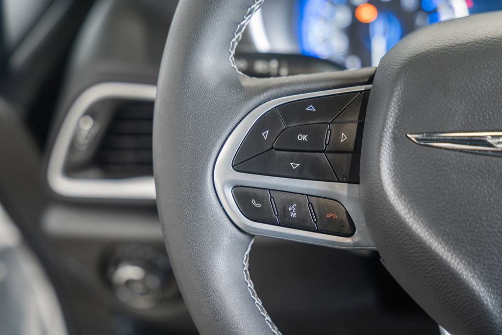 Used 2025 Chrysler Pacifica Select image 33