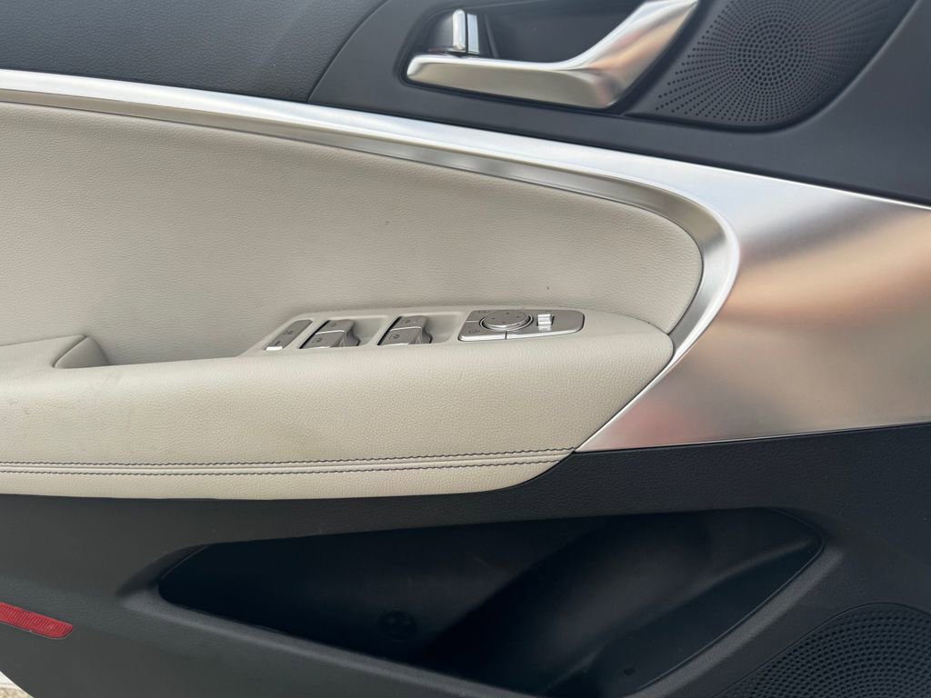 Used 2025 Genesis G70 2.5T RWD image 17