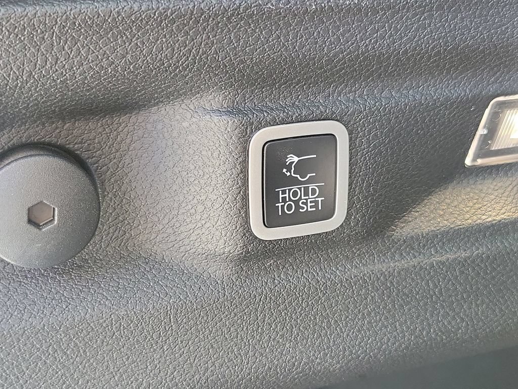Used 2024 Jeep Grand Cherokee L Altitude AWD/4WD image 10