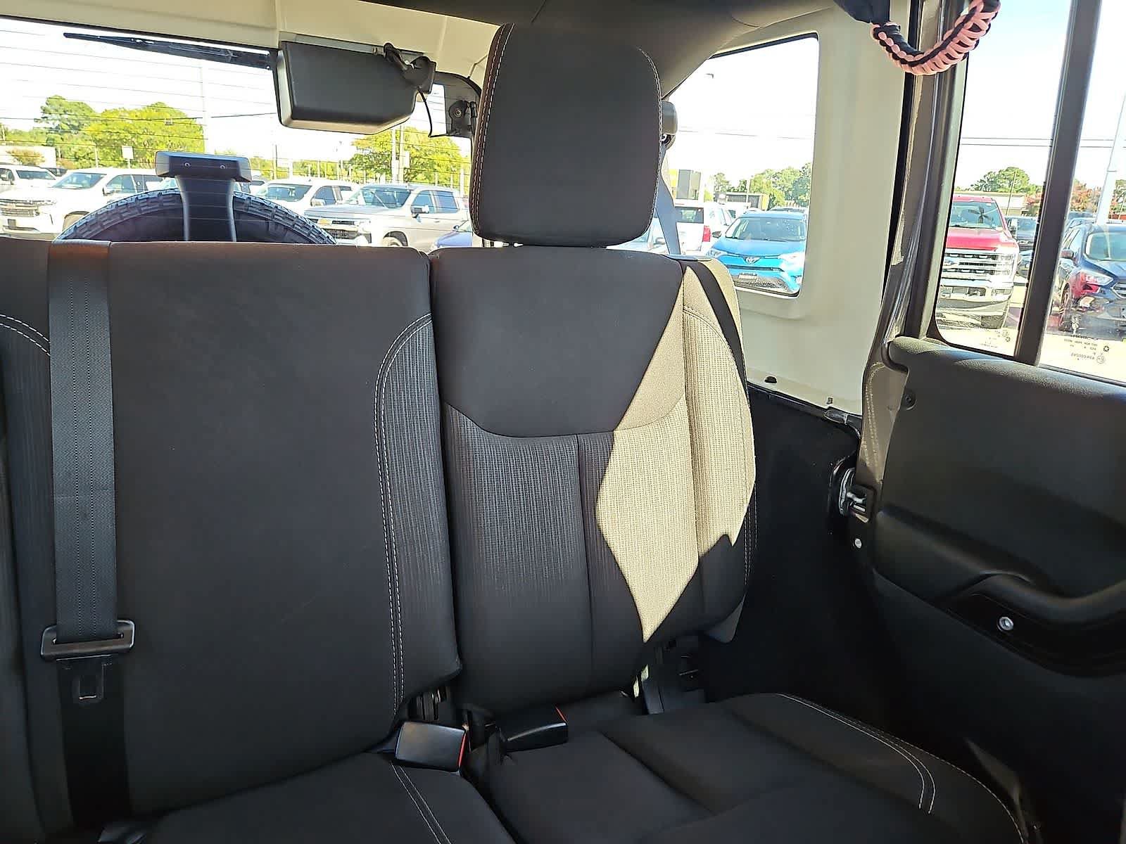 Used 2014 Jeep Wrangler Unlimited Sahara w/ Connectivity Group AWD/4WD image 15