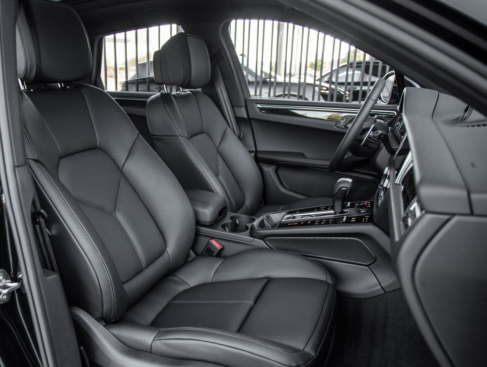 Certified 2026 Porsche Macan AWD/4WD image 38