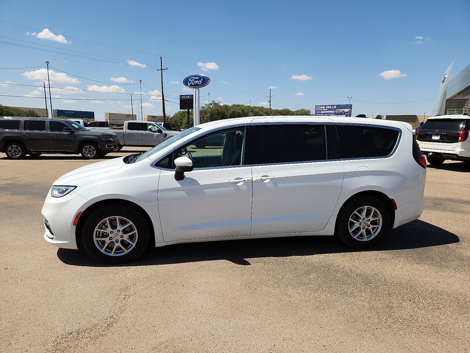 Used 2023 Chrysler Pacifica Touring-L FWD image 2