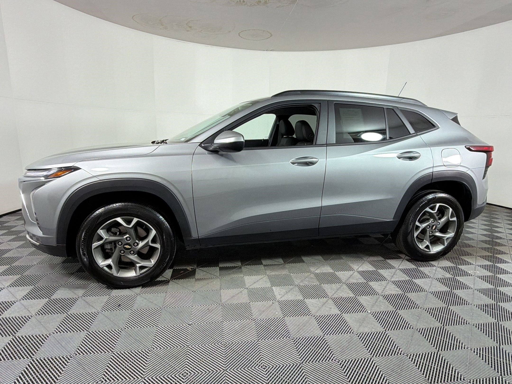 Used 2025 Chevrolet Trax LT FWD image 2