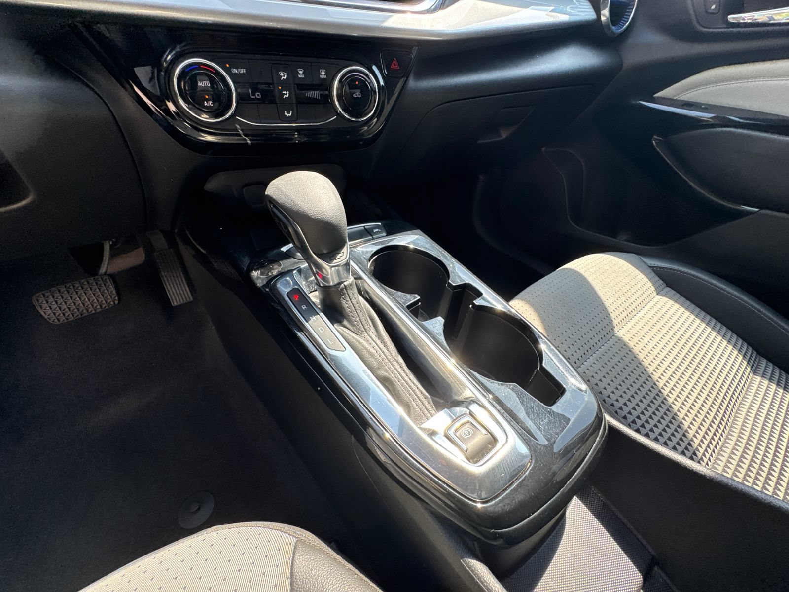 Used 2025 Chevrolet Trax LT FWD image 29