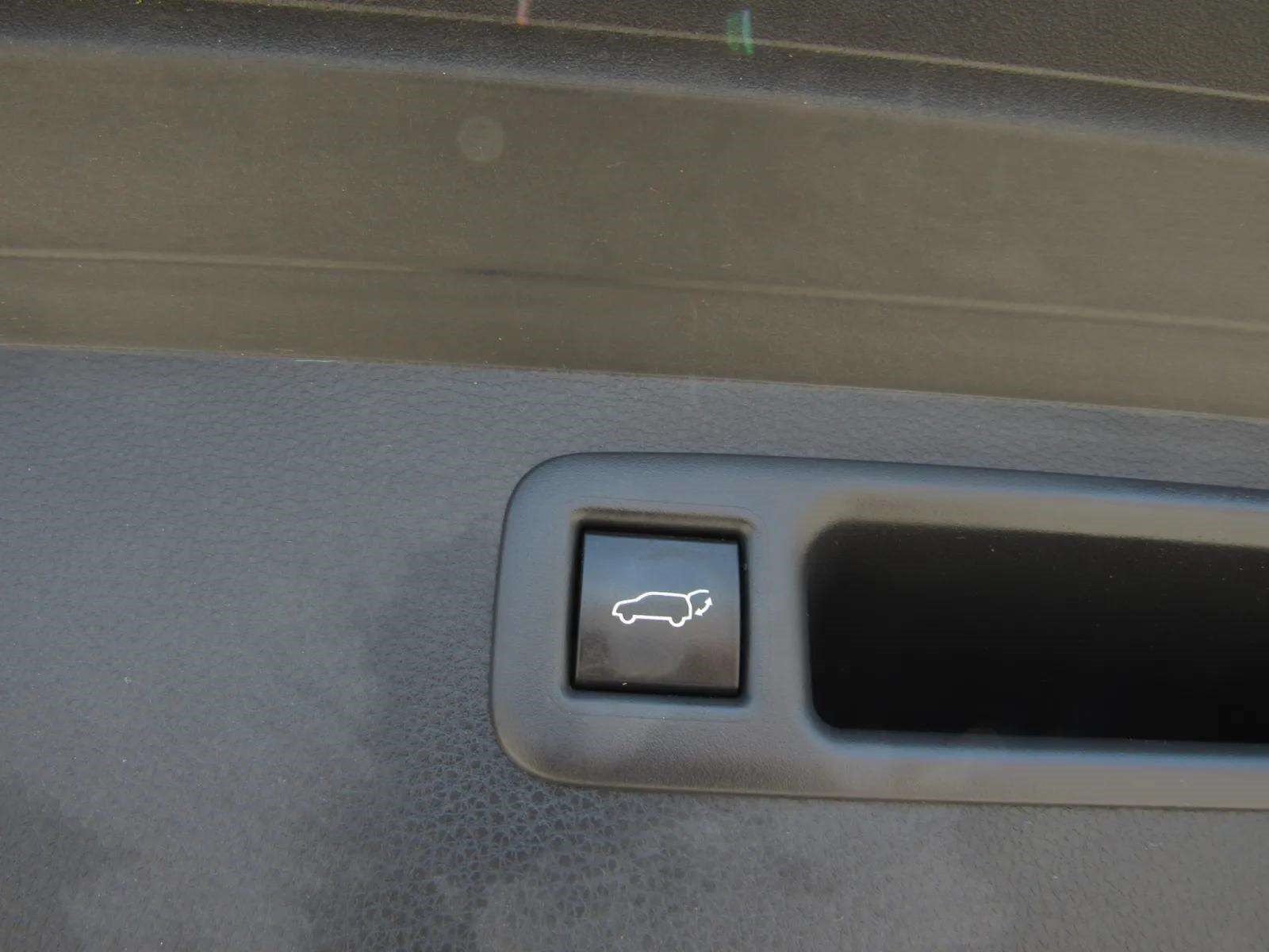 Used 2023 Toyota Highlander LE FWD image 13