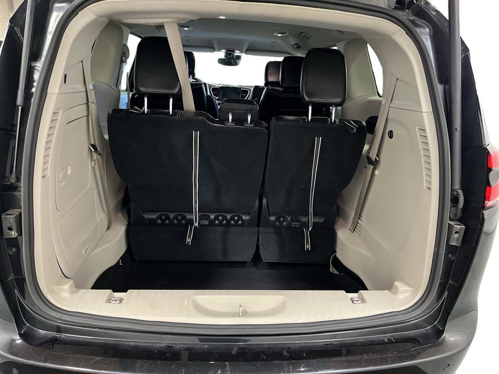 Used 2023 Chrysler Pacifica Touring-L FWD image 9