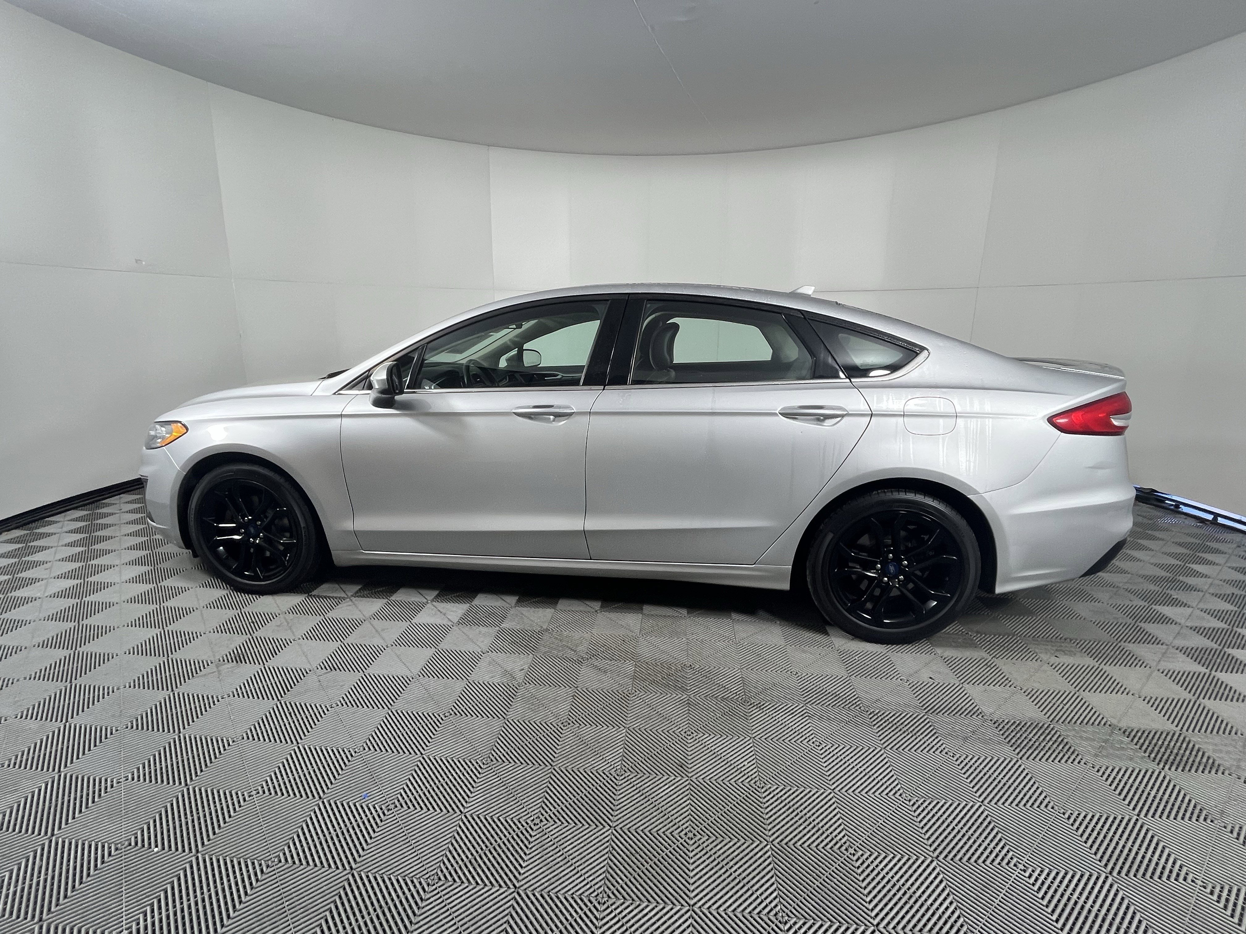 Used 2019 Ford Fusion SE w/ Equipment Group 151A image 2