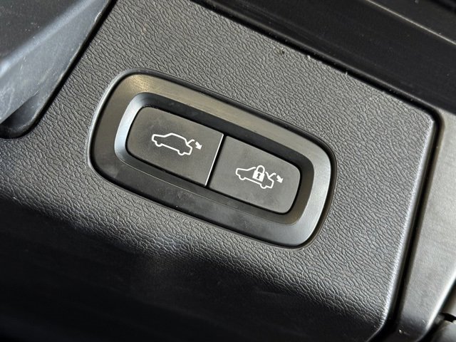 Used 2018 Volvo XC60 T5 Momentum w/ Convenience Package image 16