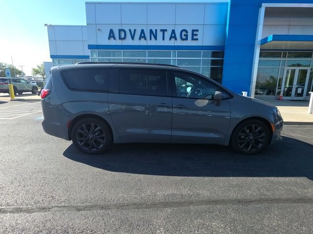 Used 2020 Chrysler Pacifica Touring-L w/ S Appearance Package FWD image 5