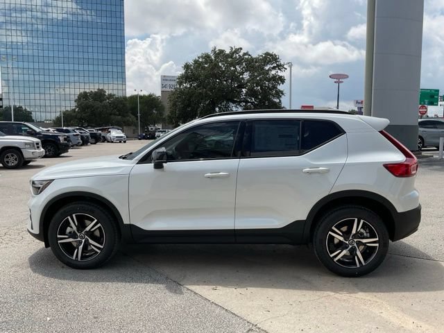 New 2026 Volvo XC40 B4 Core w/ Climate Package FWD image 4