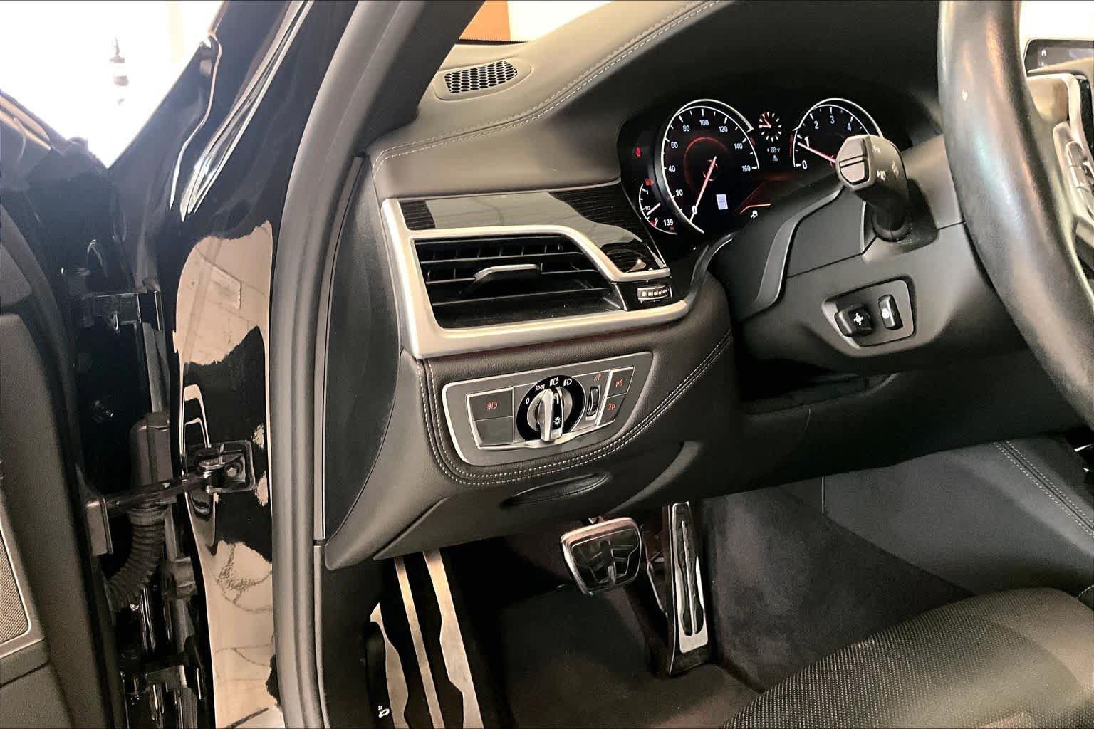 Used 2019 BMW 750i w/ Executive Package RWD image 28