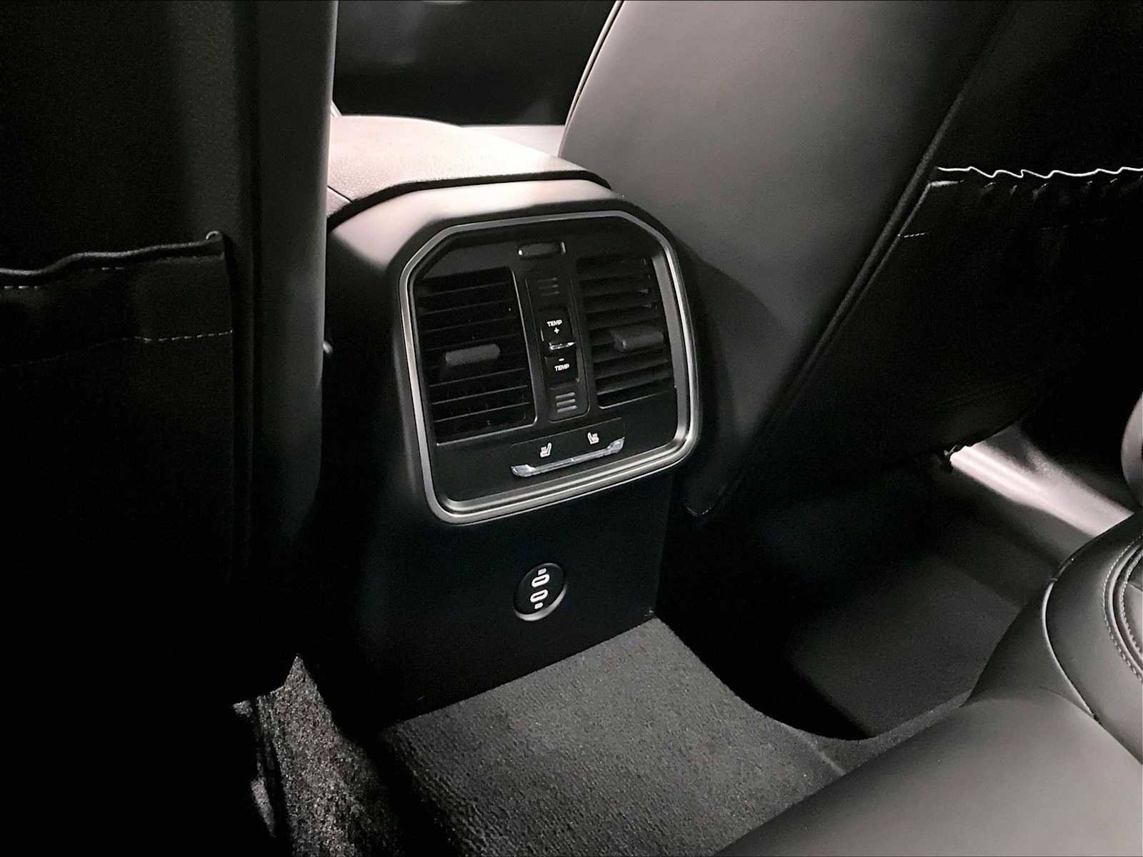 Used 2025 Porsche Macan image 26